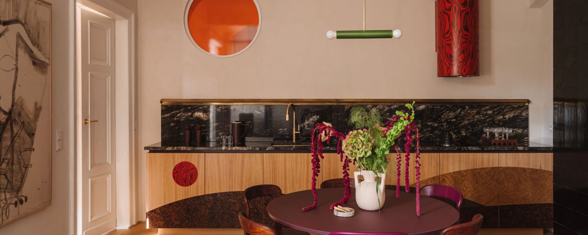 Piękne mieszkanie w historycznej kamienicy. Tu pierwsze skrzypce grają faktury