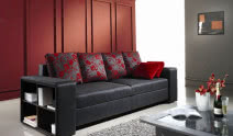 Grafitowa kanapa z czerwonym akcentem 