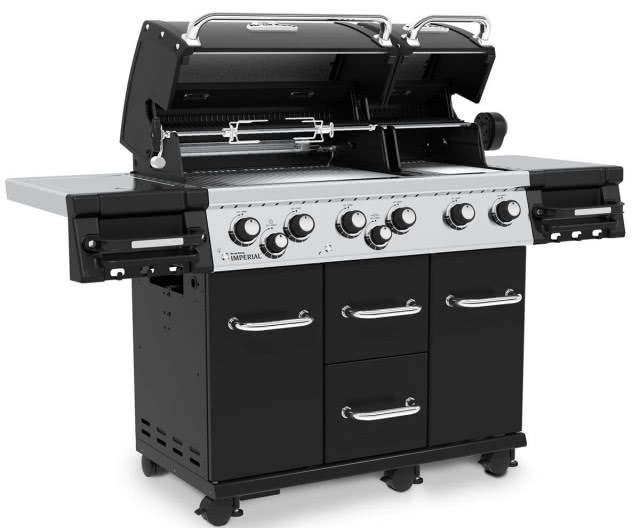 czarny grill na białym tle