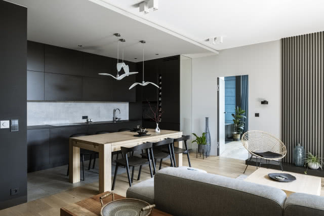 Czarna kuchnia otwarta na salon
