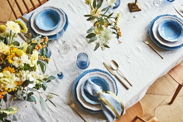 ujęcie z góry na stół, niebieska porcelana