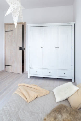 Jasne wnętrze w stylu skandynawskim z koloroawymi dodatkami - sypialnia