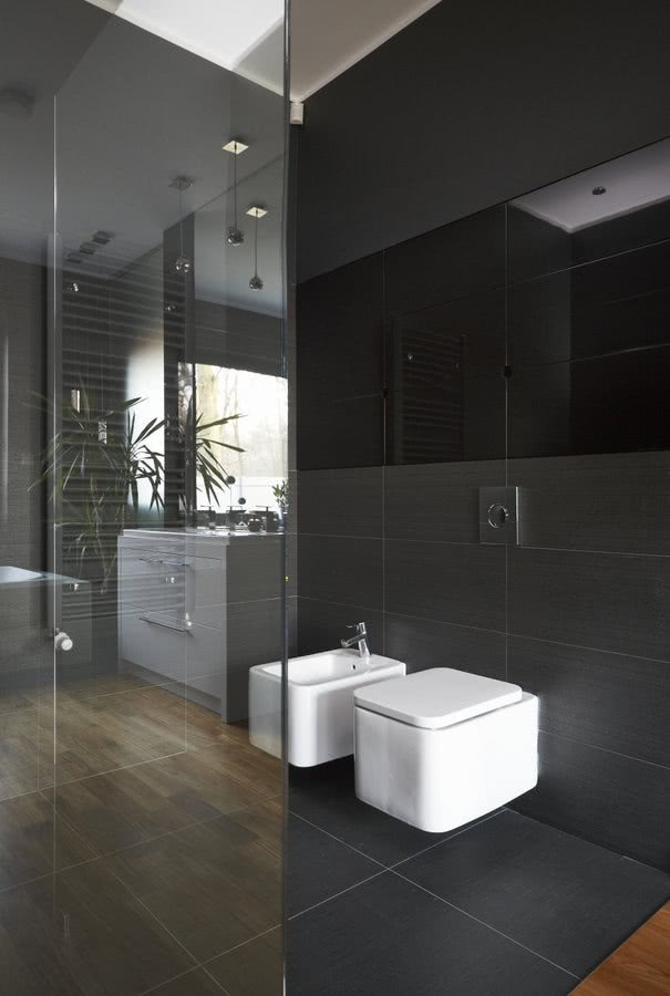 Podział w łazience przebiega na podłodze: tu...