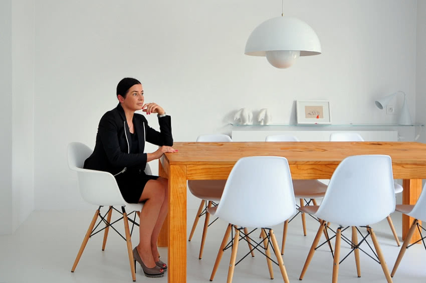 Krzesła DAW zaprojektowali dla Vitry Eamsowie.