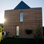 Ekologiczna czarna stodoła pośród natury