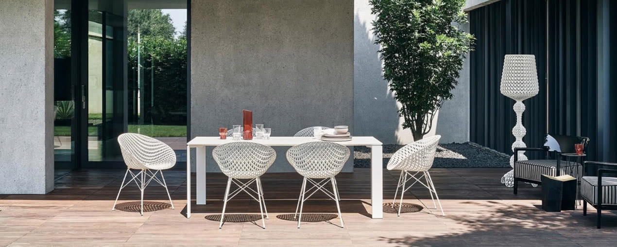 Włoskie lato w stylu Kartell. Ikony designu przenoszą salon do ogrodu