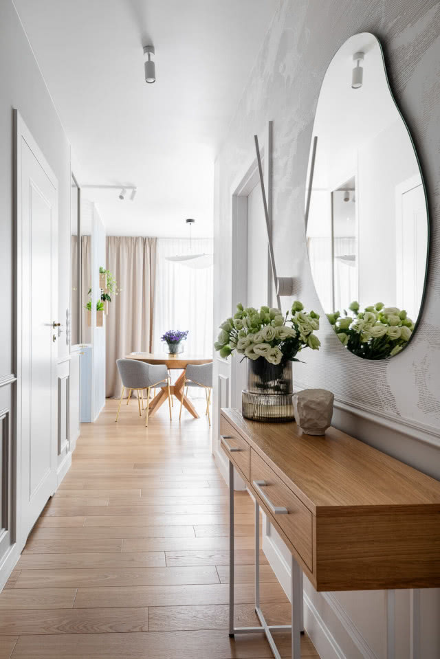 przedpokój konsola i lustro