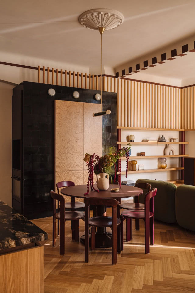 lamele na ścianie w salonie