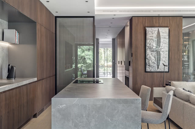 Zdjęcie kuchni obudowanej drewnem