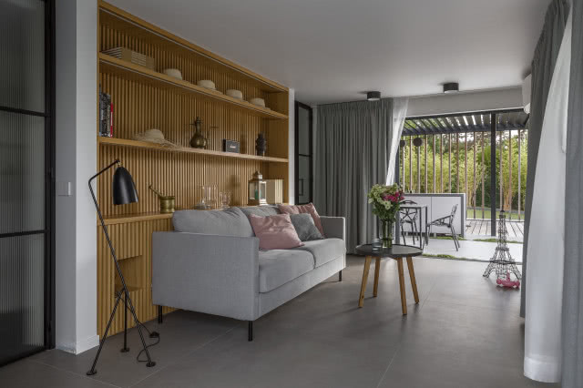 nowoczesny salon z dużymi przeszkleniami