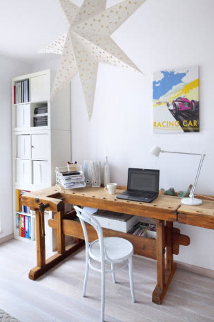 Jasne wnętrze w stylu skandynawskim z koloroawymi dodatkami - biurko, domowy gabinet