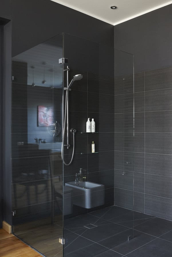 Część z kabiną prysznicową, wc i bidetem wygląda...