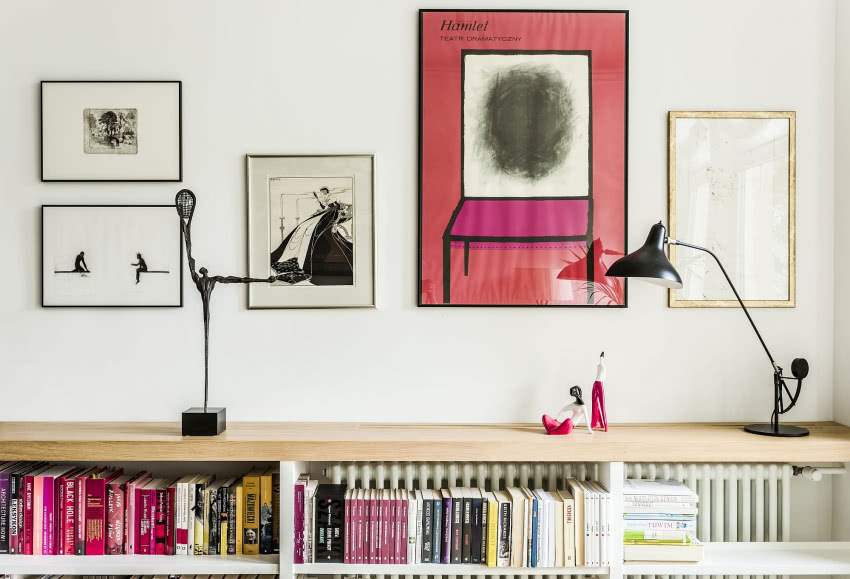 Klara obok wygodnej, szerokiej kanapy umieściła...