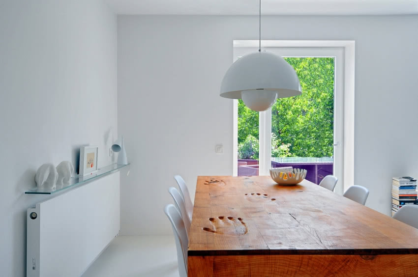 Nad grzejnikiem Vasco Niva półeczka, na której...