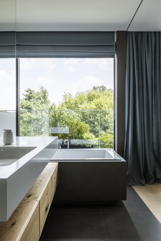 Łazienka z dużym oknem