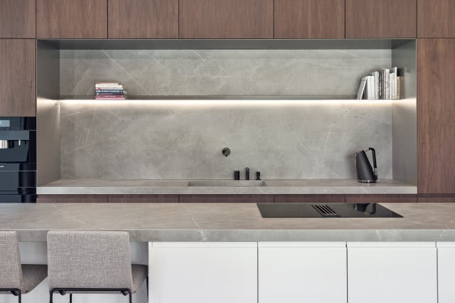 Zdjęcie drewnianej zabudowy kuchennej z szarym betonem