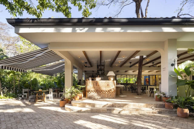 otwarta restauracja, na zewnątrz markiza