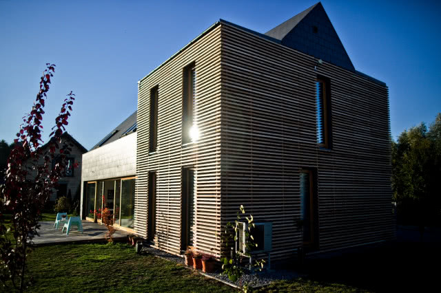 Ekologiczna czarna stodoła pośród natury