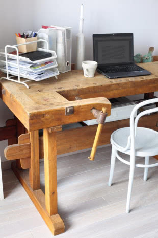 Jasne wnętrze w stylu skandynawskim z koloroawymi dodatkami - biurko