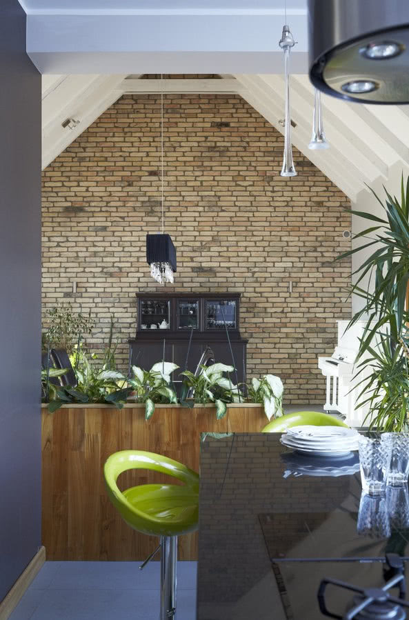 Fragment blatu obok niej służy jako stół, przy...