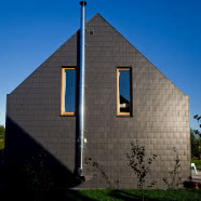 Ekologiczna czarna stodoła pośród natury