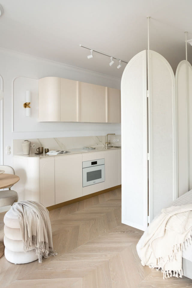 beżowa kuchnia z zaokrąglonymi szafkami