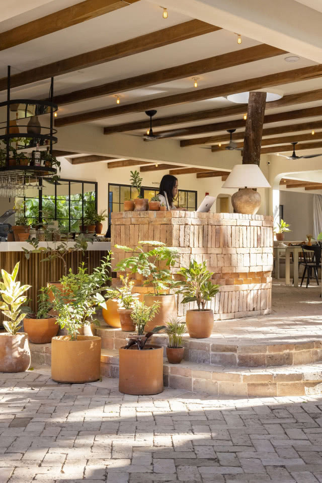 recepcja zbudowana z cegieł z odzysku