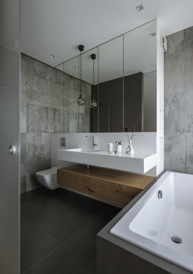 Szara łazienka z drewnianymi dodatkami