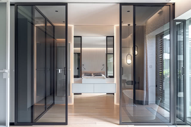 Zdjęcie szklanej ścianki oddzielającej pokoje