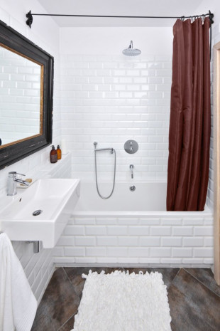 Jasne wnętrze w stylu skandynawskim z koloroawymi dodatkami - biała aranzacja łazienki