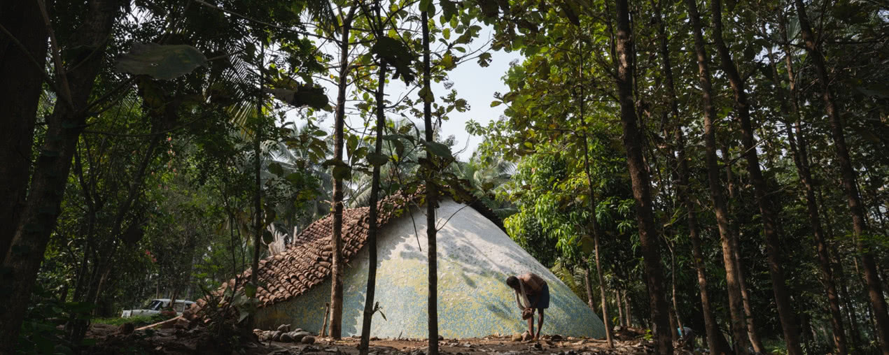 Dom w Kerali przypomina wielki kamień przykryty w części cegłami. To majstersztyk!