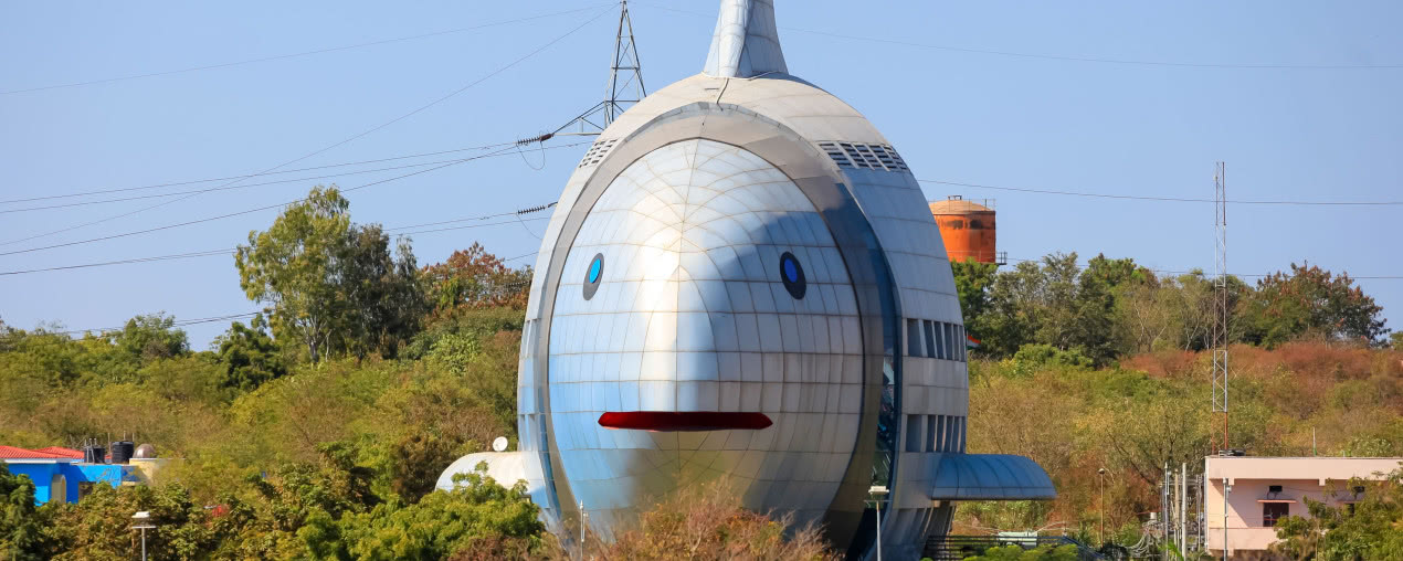 Ryba, but, książki - najdziwniejsze kształty budynków na świecie