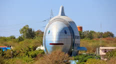 Ryba, but, książki - najdziwniejsze kształty budynków na świecie