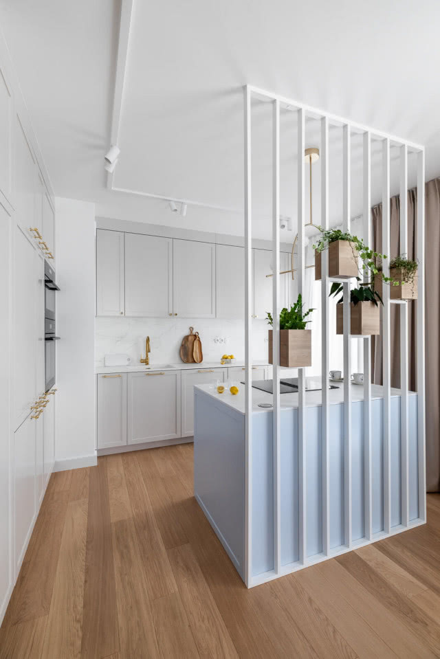 ścianka między kuchnią a salonem