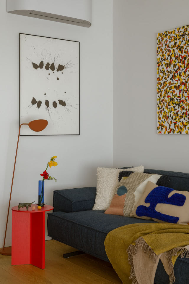 czerwony stolik w salonie