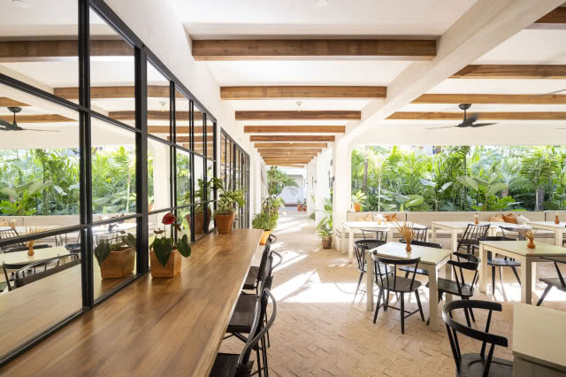 restauracja z metalowymi krzesłami