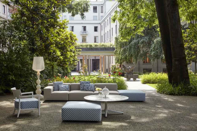 Designerskie meble Kartell Outdoor w ogrodzie miejskim.