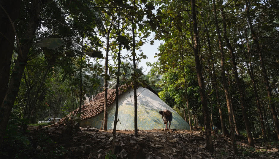 Dom w Kerali przypomina wielki kamień przykryty w części cegłami. To majstersztyk!