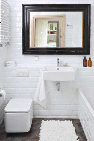 Jasne wnętrze w stylu skandynawskim z koloroawymi dodatkami - biała łazienka 