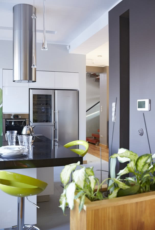 Zza kuchennej wyspy udaje się zarówno zerknąć do...