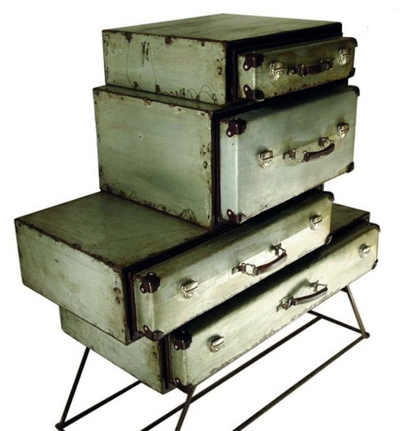 Komoda z walizek zamkniętych w metalowej...