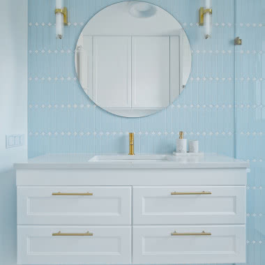 Łazienka - Cecile Baby Blue Połysk z Białą Koniczyną, duże okrągłe lustro