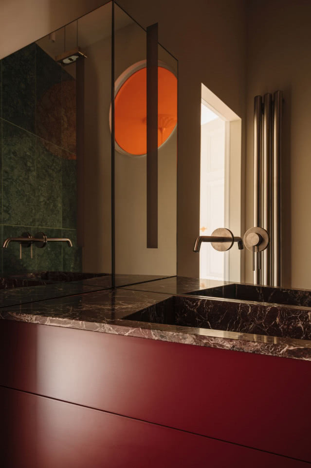 czerwona zabudowa w łazience