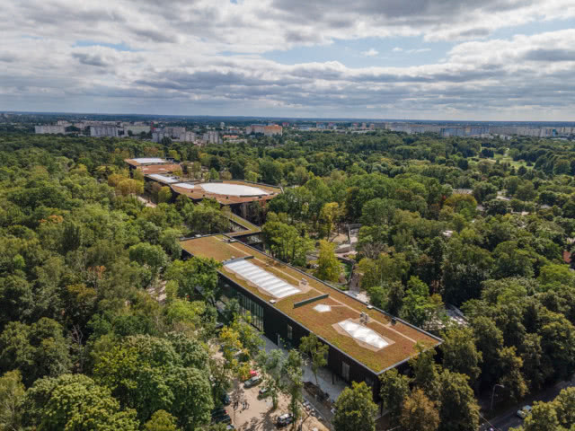 Pawilony Orientarium tonące w zieleni ogrodu zoologicznego i Parku Piłsudskiego
