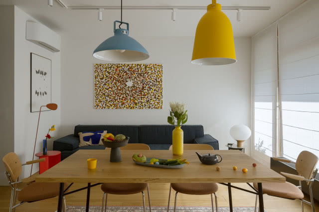 kolorowe lampy nad stołem