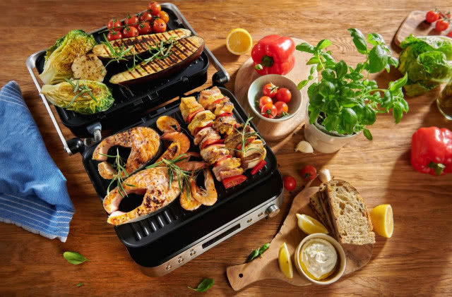 elektryczny grill, zbliżenie z góry na mięso i warzywa