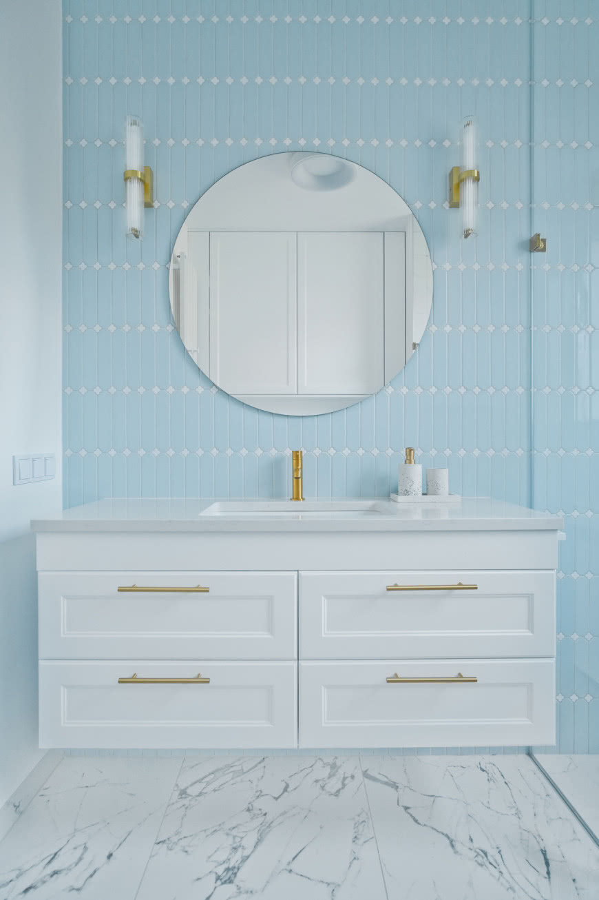 Łazienka - Cecile Baby Blue Połysk z Białą Koniczyną, duże okrągłe lustro