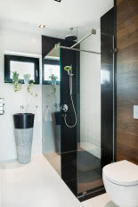 słuchawka prysznicowa Grohe z zieloną tarczą jest mocnym akcentem w tej stonowanej łazience