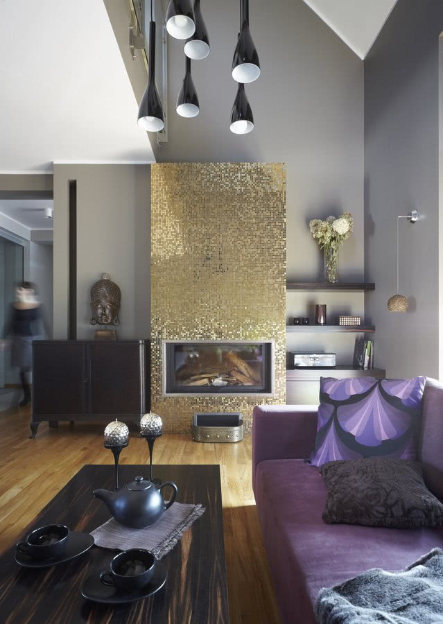 Złoty kominek to wizytówka tego domu. Wyłożono...