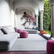 Puf Pinko dostępny w kilku kolorach, obicie ze...